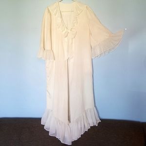 Vintage ruffled white night robe with pockets